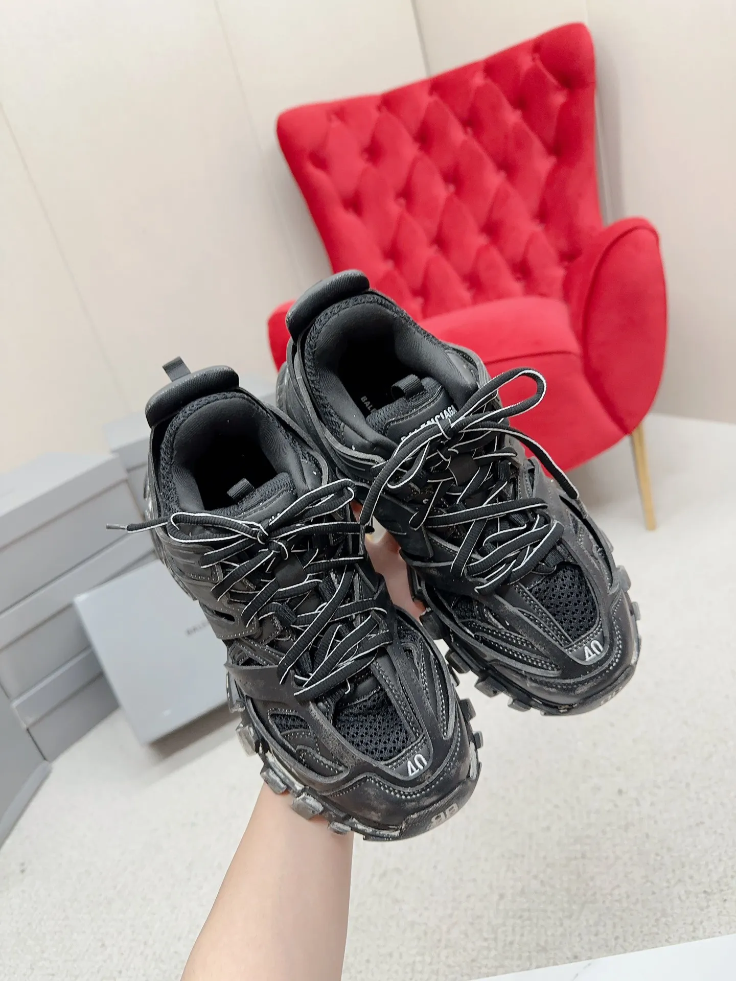 👟👟Ex-factory price 980👟👟 Men's size +10 𝐁𝐚𝐥𝐞𝐧𝐜𝐢𝐚𝐠𝐚|||𝐭𝐫𝐚𝗰𝐤 series 𝟑.𝟎Three generations of sports dad shoes‼ ️ [Top high-end quality from Dongguan Factory] Balenciaga dad shoes ~ super fashionable ~ full and three-dimensional shoes ~ amazing lines ~ very soft and light on the feet ~ super comfortable ~ versatile for commuting ~ can be paired with mid-calf socks, bell bottoms, wide-leg pants, overalls, very high-end ~ very manly and handsome ~ suitable for spring, summer, autumn and winter all year round... ⇢✈ Upper: Exclusive 1:1 original molded custom imported technical fabric mesh + imported cloth + 3M reflective strips [composed of 108 sub-pieces] ⇢✈Inner lining: Breathable mesh ⇢✈Outsole: Exclusive 1:1 original molded PU+TPU+EVA+rubber, a total of 13 sets of grinding tool combinations ⚠️Difference in market currency ~ high-end quality is definitely different ⇢✈𝐒𝐈𝐙𝐄Females: 35, 36, 37, 38, 39, 40 ⇢✈𝐒𝐈𝐙𝐄Men: 39, 40, 41, 42, 43, 44, 45